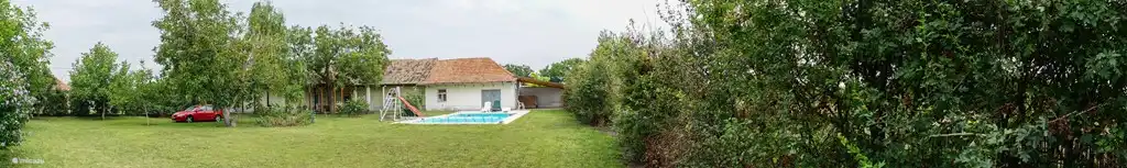 Panoramablick auf den Garten, im Hintergrund sieht man das Schwimmbad und das Pumpenhaus und das Atelier