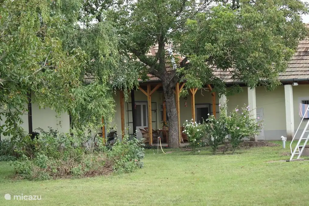 Blick auf die Terrasse, die linke Tür ist der Eingang zur Küche, die rechte Tür ist der Eingang zum Bad und WC