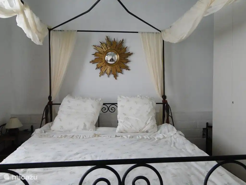 Es gibt 4 Doppelbetten, 3 Betten sind größer als 2 Meter. Alle Betten haben feste Matratzen (immerhin schlafen wir gerade in den Ferien 8 Stunden!) Außerdem gibt es ein Etagenbett für die Kinder