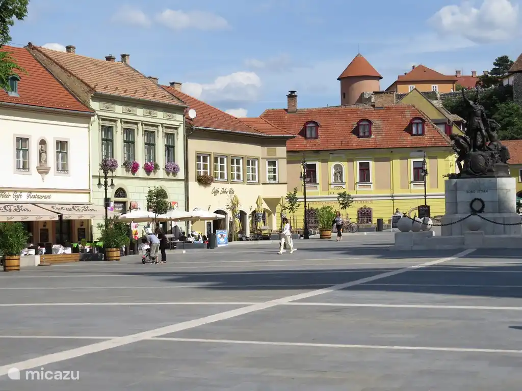 schöner Platz in Eger, mit der Burg im Hintergrund