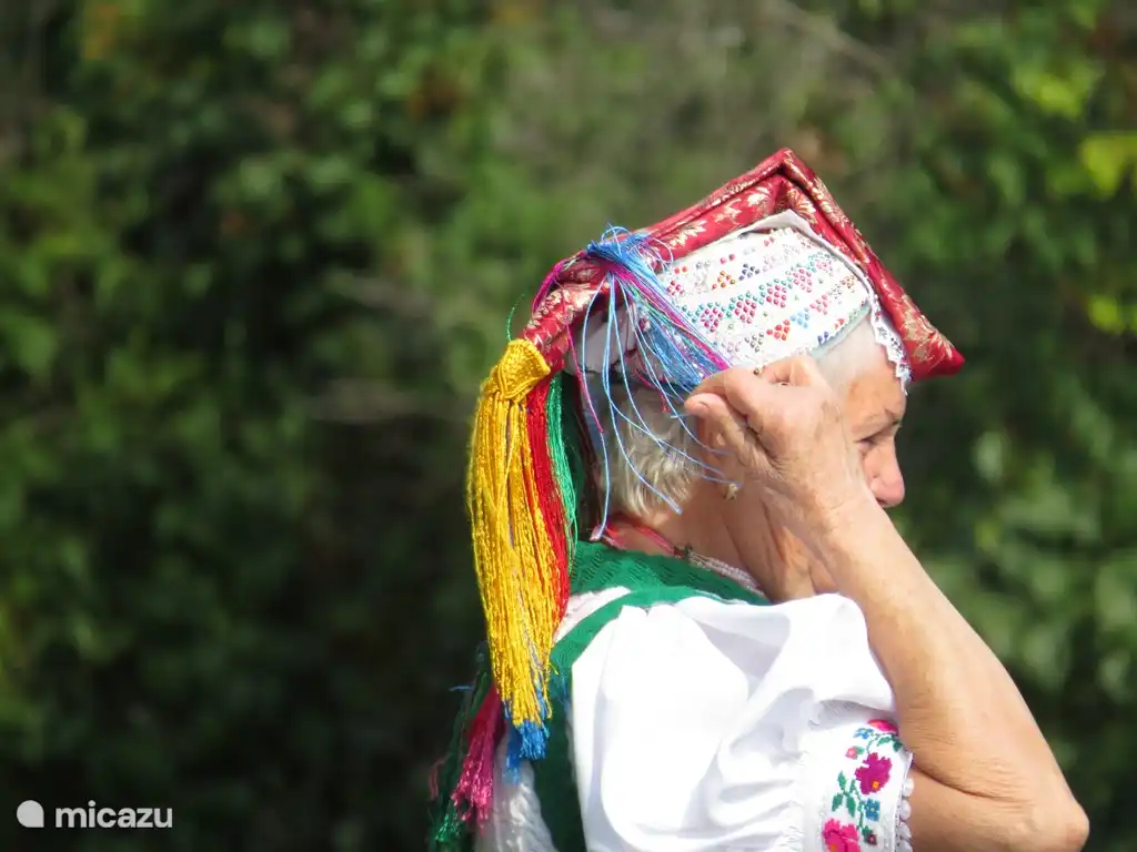 auch die Bewohner in der Originaltracht