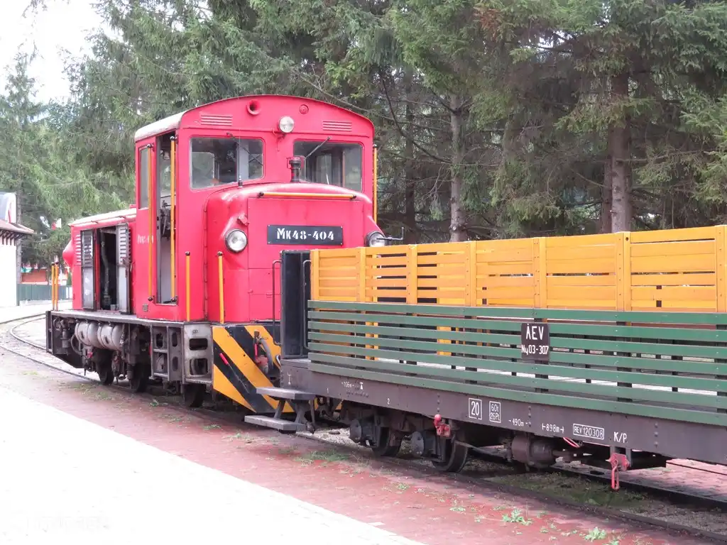 mit einem Zug auf dem Weg zum höchsten Punkt Ungarns