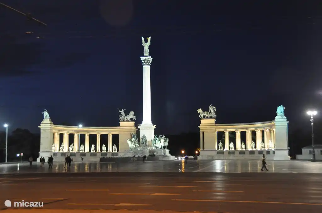 der Heldenplatz, die Pracht von Budapest. Bei Buchung einer Woche erhalten Sie 15 Seiten Informationen. Erfahrung von 15 Jahren von uns und den Gästen