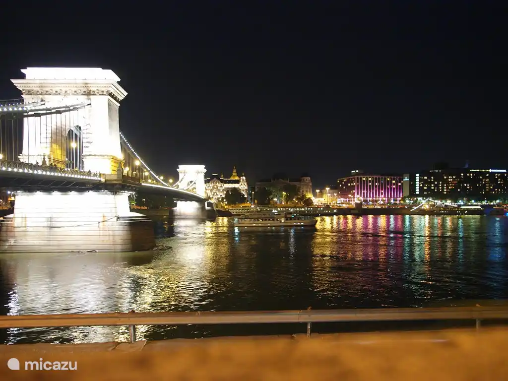 die schöne Kettenbrücke über die Donau in Budapest
