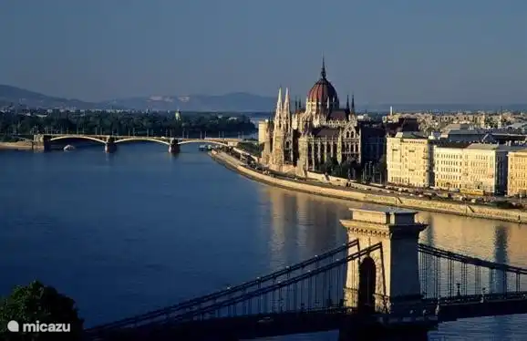 die blaue Donau, die Kettenbrücke, das Parlament, eine der besten Ansichten von Budapest, Paris des Ostens, nicht wahr?
