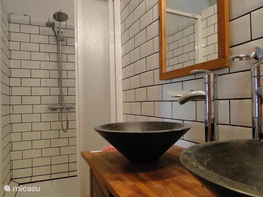 Es gibt 2 Duschen mit jeweils einer Regendusche und eine Kabine mit Massagedüsen