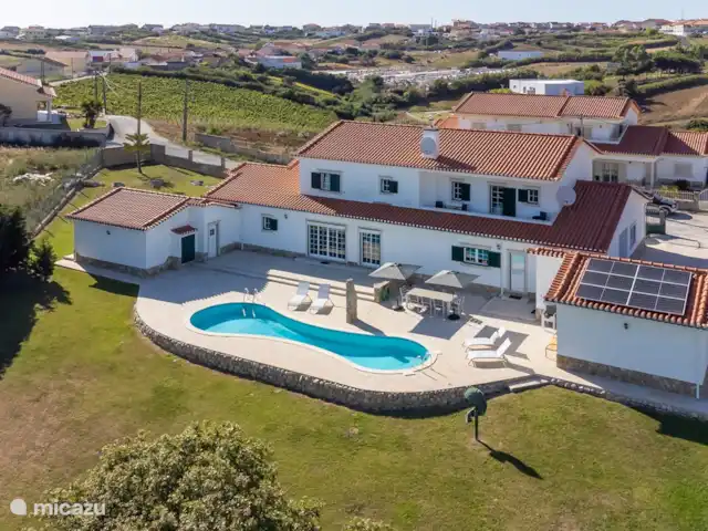 Location de Vacances Portugal, Côte de Lisbonne, Ribamar, villa - Villa Casa Branca Maison de vacances luxueuse entièrement équipée avec grand jardin et belle piscine sur une terrasse ensoleillée. La maison est au sommet d'une colline avec une vue imprenable sur la vallée et la campagne environnante. Près de plusieurs plages de sable et terrains de golf.