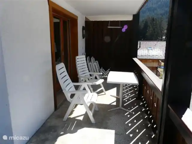 Charmant 3-kamer Appartement + WIFI huren in Zwitserland, Wallis, Morgins - appartement Het balkon is zowel aan de voorzijde als de zijkant. Zuid-west. Dus hele dag zon.