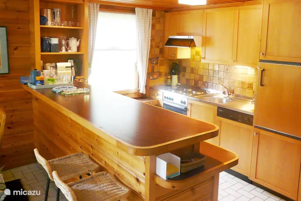 Fully equipped kitchen. Oven, microwave, Miele dishwasher.