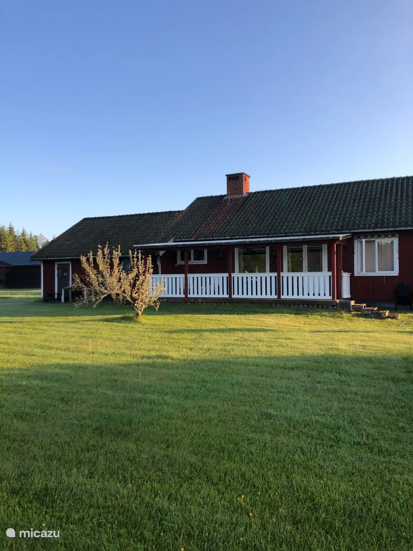 Rückseite des Hauses mit Veranda.