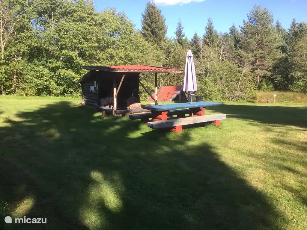 Auf 200 Metern befindet sich eine schöne Feuerstelle, wo man picknicken / essen kann.