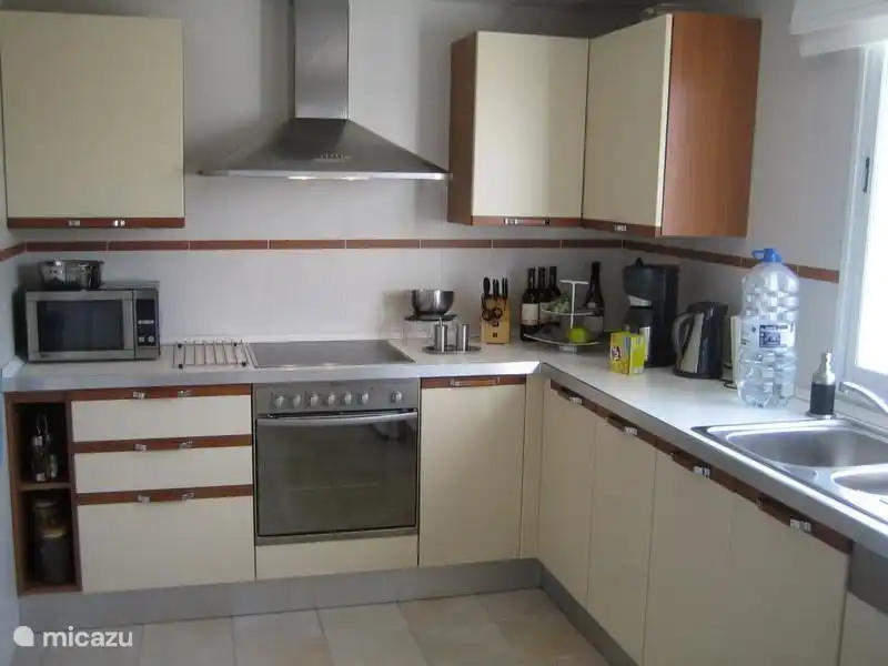 Die komplette Küche mit Geschirrspüler, Gefrierschrank, Kühlschrank, Ofen und Mikrowelle.