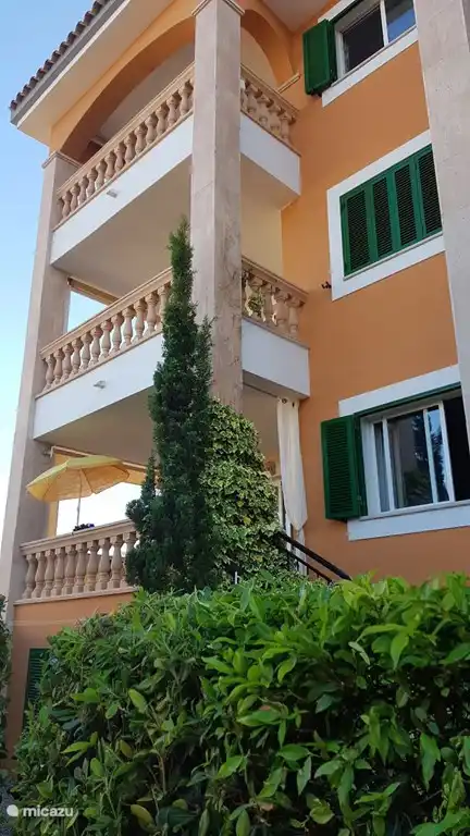 Unsere Wohnung im Erdgeschoss ist mit einem Sonnenschirm ausgestattet