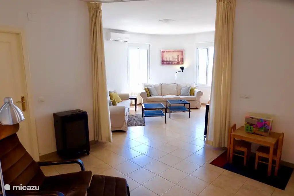 Rechts een speelhoekje voor de kids