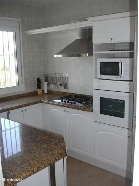 Komplette Küche mit 5-Flammen-Gasherd.