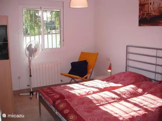 Villa Miraflores + Piscina Comares | Espagne, Costa del Sol, Comares - villa Chambre des maîtres avec, sur la photo suivante, la salle de bain attenante.