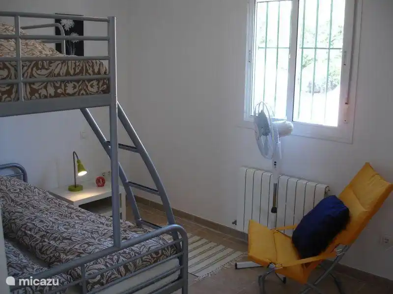 Das zweite Schlafzimmer bietet Platz für 3 Personen und ist breiter als das Bild aussieht. Auf der rechten Seite ist ein Schrank.