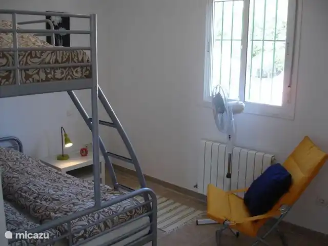 Villa Miraflores + Piscina Comares | Espagne, Costa del Sol, Comares - villa La deuxième chambre peut accueillir 3 personnes et est plus spacieuse qu'il n'y paraît sur la photo. Sur la droite se trouve une armoire intégrée.