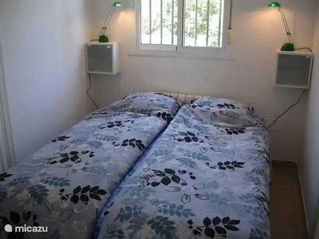 Das dritte Schlafzimmer ist das kleinste und verfügt über ein Doppelbett und links einen Schrank