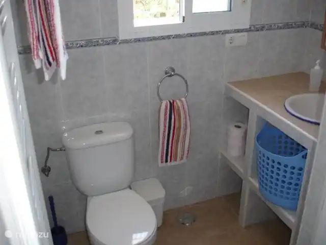 Villa Miraflores + Piscina Comares | Espagne, Costa del Sol, Comares - villa Ici, vous voyez la deuxième salle de bain avec la douche à droite (hors de l'image).