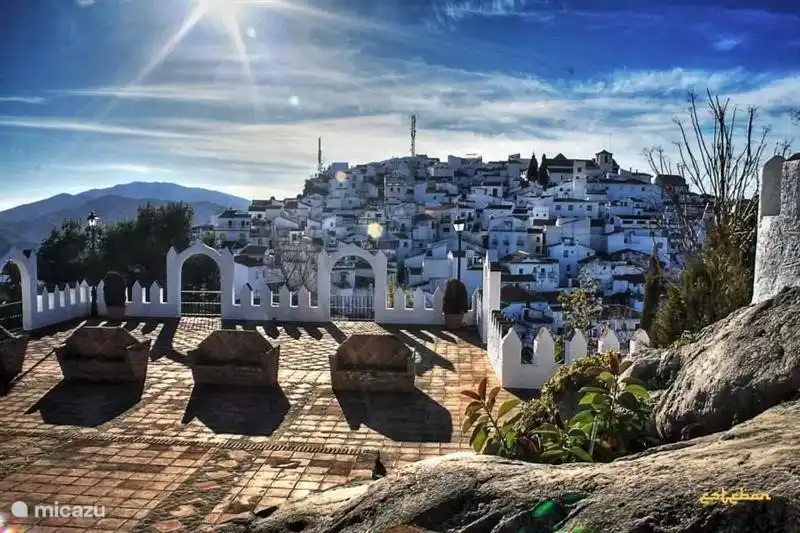 Comares ist ein Juwel von einem "Pueblo Blanco" ist majestätisch mit Panoramablick auf die Costa del Sol. Wirklich eine wunderbare Entdeckung und abseits vom Massentourismus. One und alle Genialität!