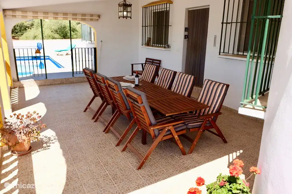 Ruim overdekt terras