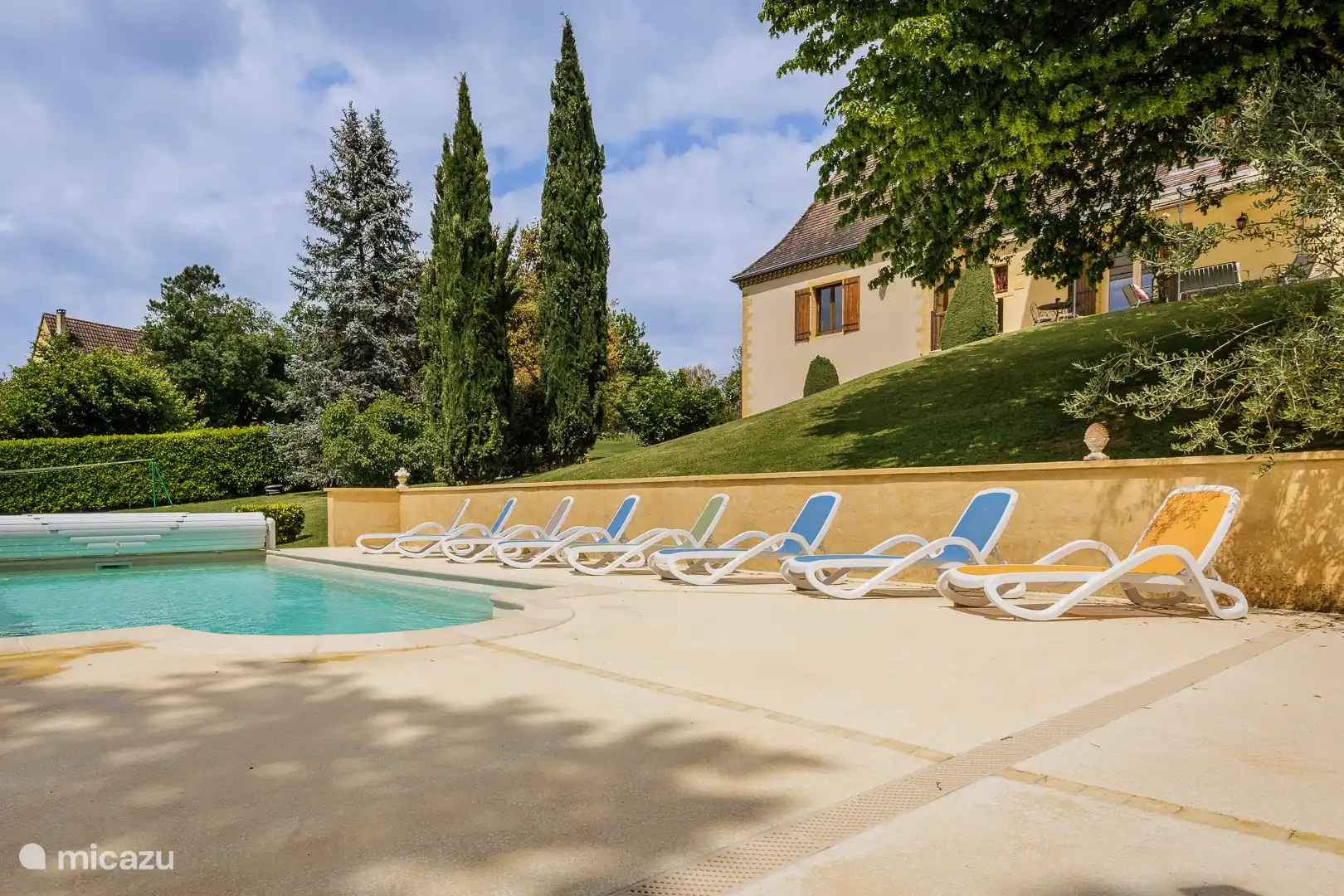 Das Schwimmbad mit Liegestühlen