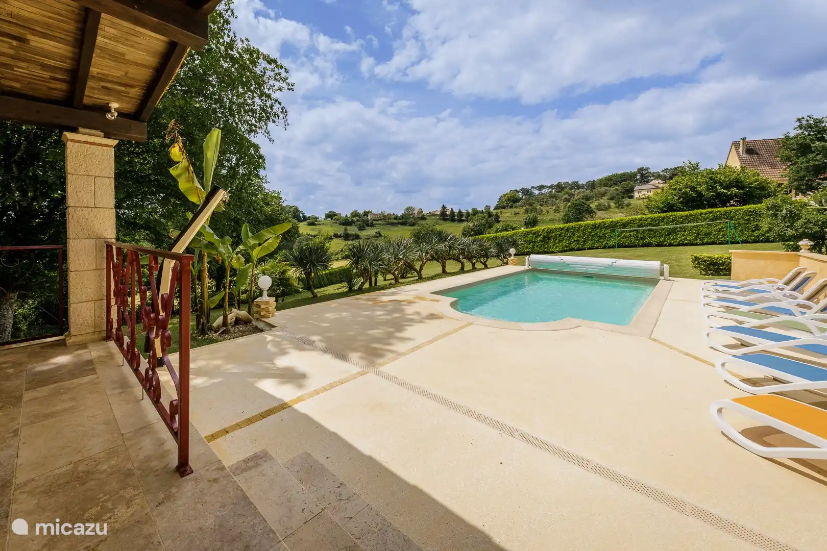 Terrasse und Swimmingpool
