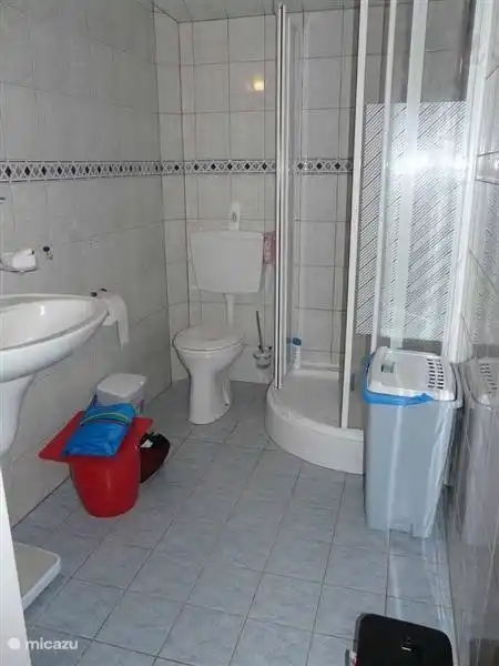 Salle de bain avec sèche-serviette