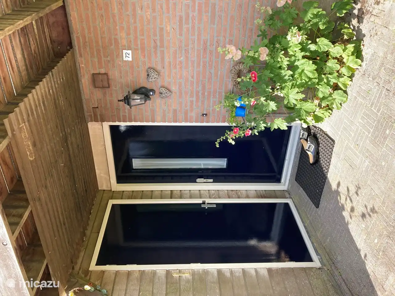 C'est la porte d'entrée, où les roses trémières fleurissent toujours en été