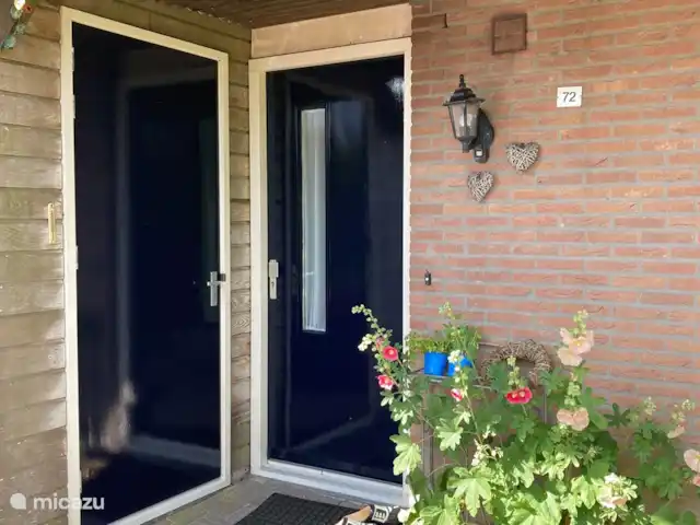 Pikmeer en Países Bajos, Frise, Grouw - bungaló Esta es la puerta principal, donde las malvarrosas siempre florecen en verano