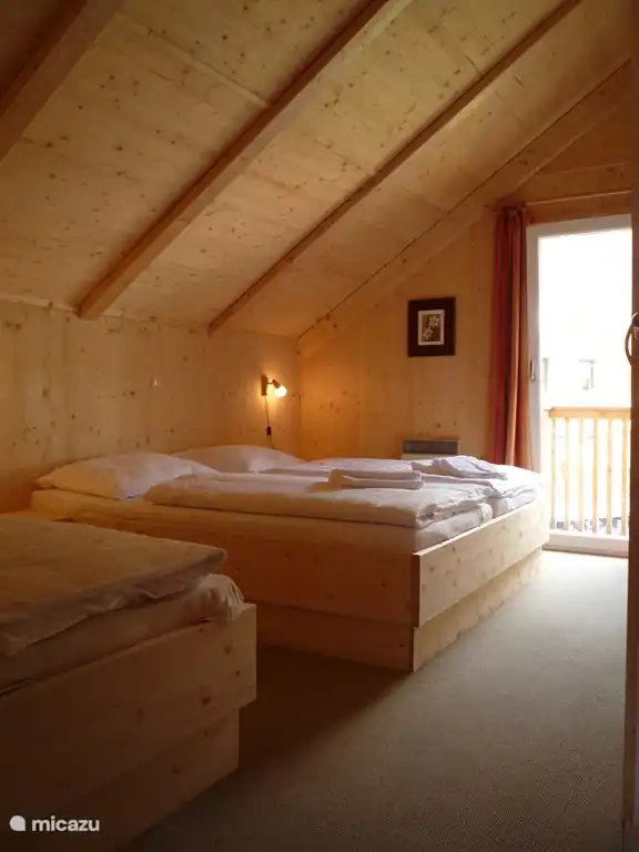 dormitorio n° 1 con una cama doble y una cama individual