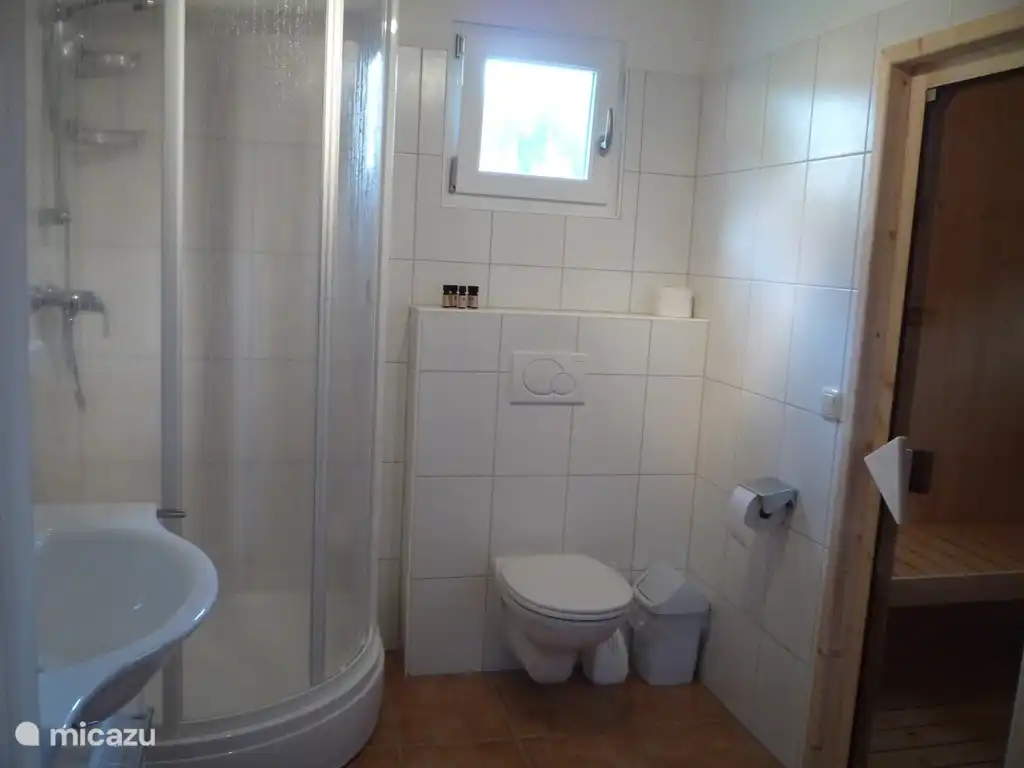 Baño en la planta baja con acceso a la sauna.