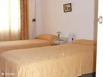 Uno de los tres dormitorios con dos camas separadas y un bonito armario grande.