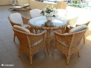 Bonita zona de estar en la terraza abierta. Maravillosamente soleado y espacioso.