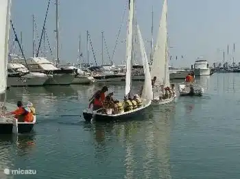 Puerto de Dénia. Aquí podrás practicar todos los deportes acuáticos que quieras. También puedes alquilar tu barco aquí, etc. También puedes viajar desde aquí hacia y desde Baleares, Canarias, etc.
Si quieres estar más cerca de casa, también es agradable navegar a Jávea, Altea y otros lugares.