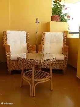 Lugar de relajación en la terraza cubierta. Leer, charlar y beber una copa de vino. Te sientas aquí protegido del sol, o del viento y la lluvia en invierno.