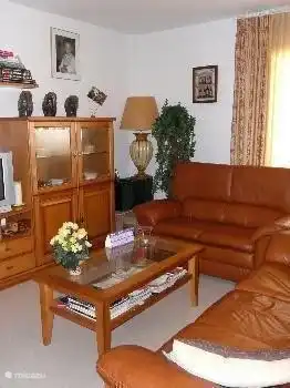 El salón está completamente amueblado, para que todos se sientan como en casa, hay una pantalla plana de 42 pulgadas y un reproductor de DVD y radio/reproductor de CD. Uso de WiFi rápido gratuito.