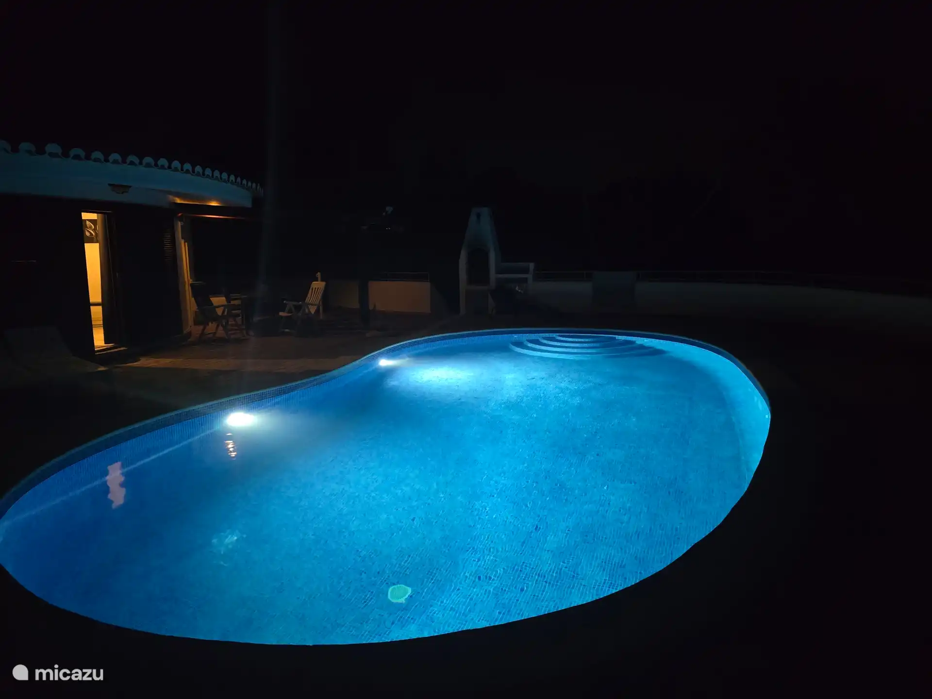 renoviertes Schwimmbad bei Nacht