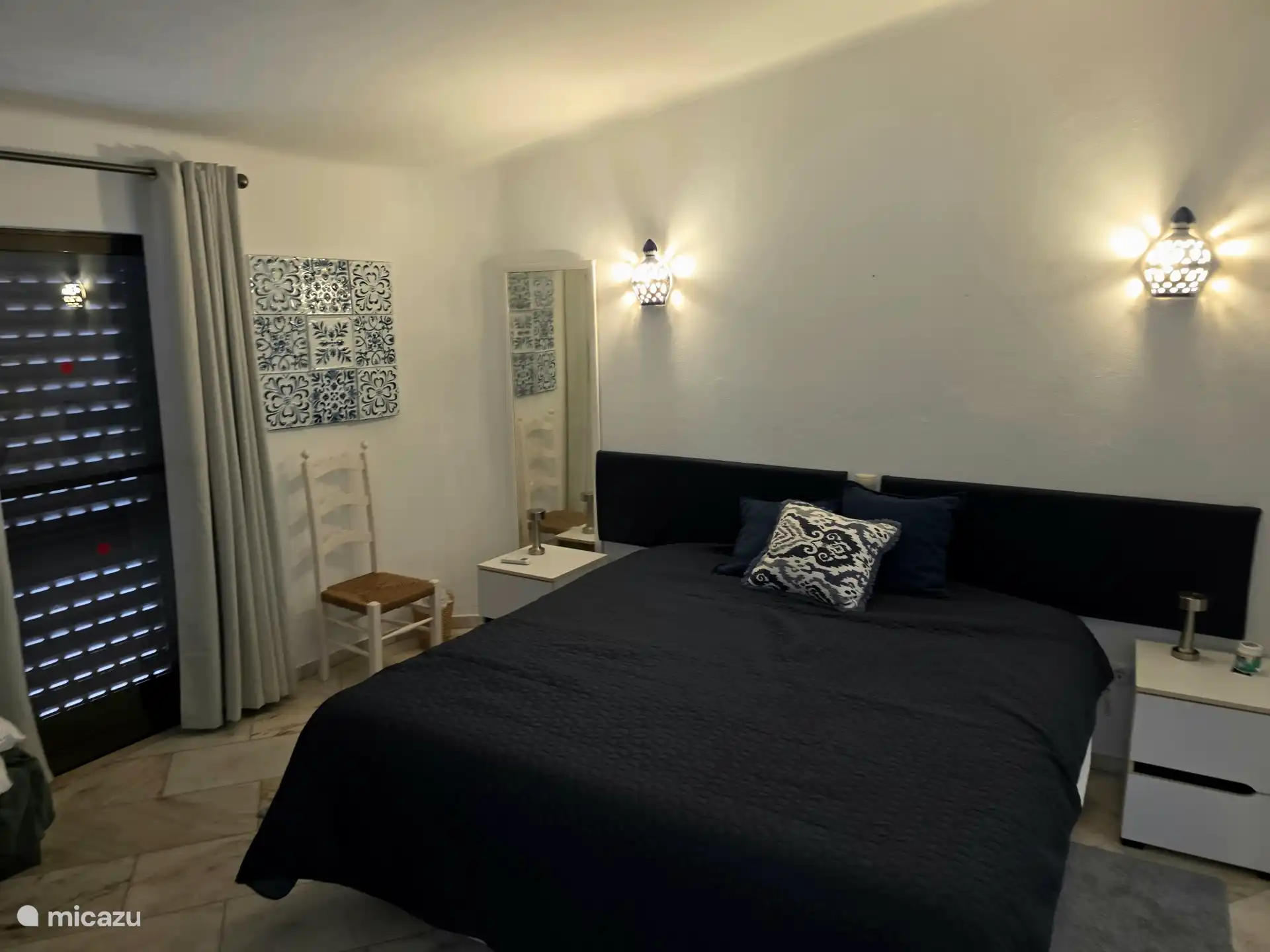 slaapkamer met aangrenzend badkamer