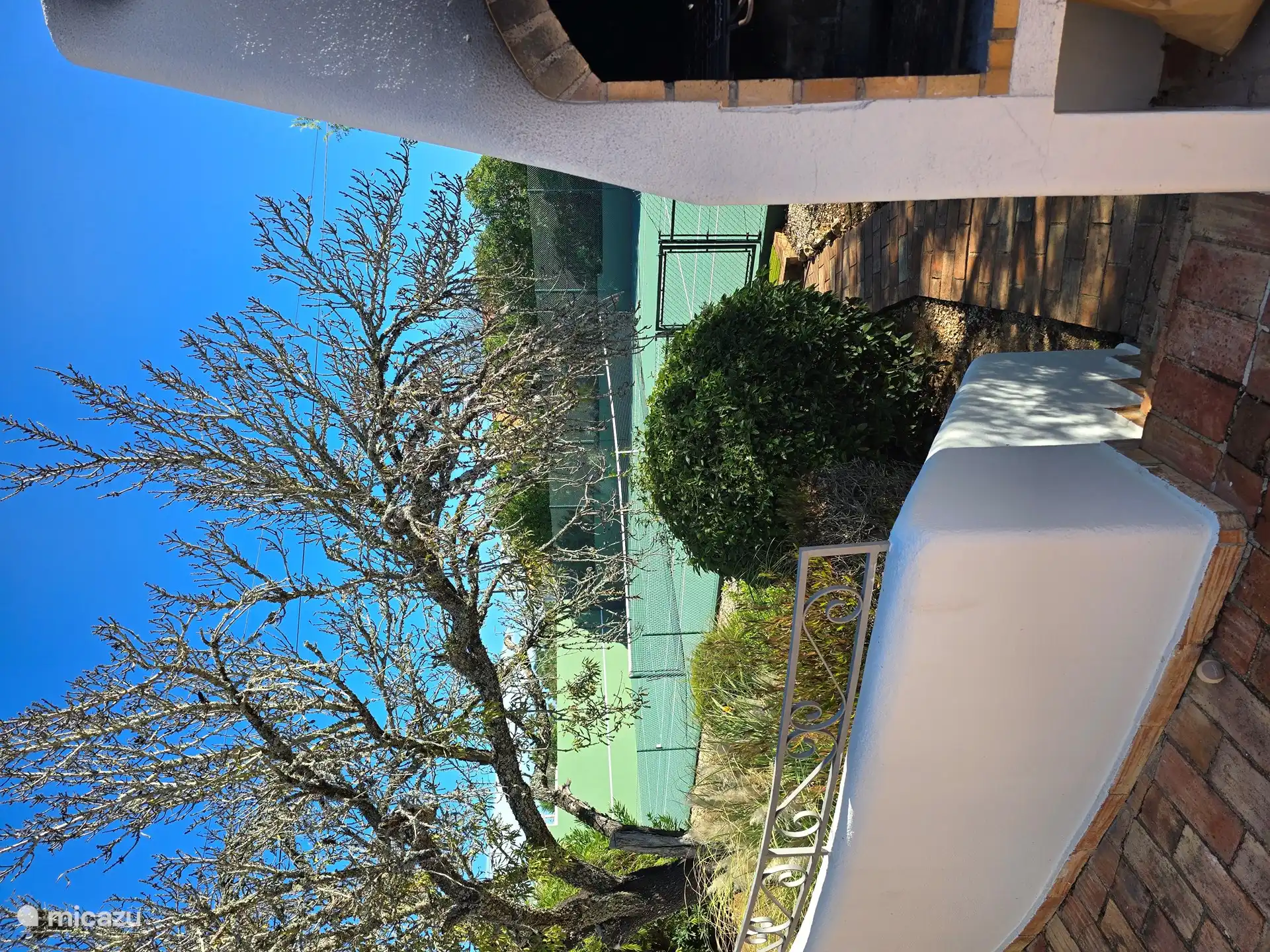 Privater Tennisplatz neben der Villa.