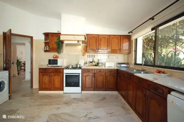 Geräumige Küche mit allen notwendigen Geräten.