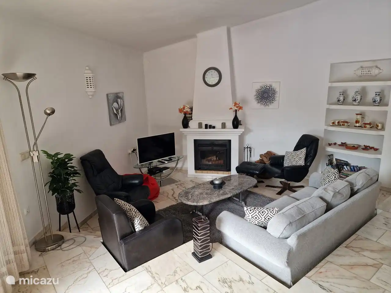 Geräumiger Sitzbereich mit Kamin