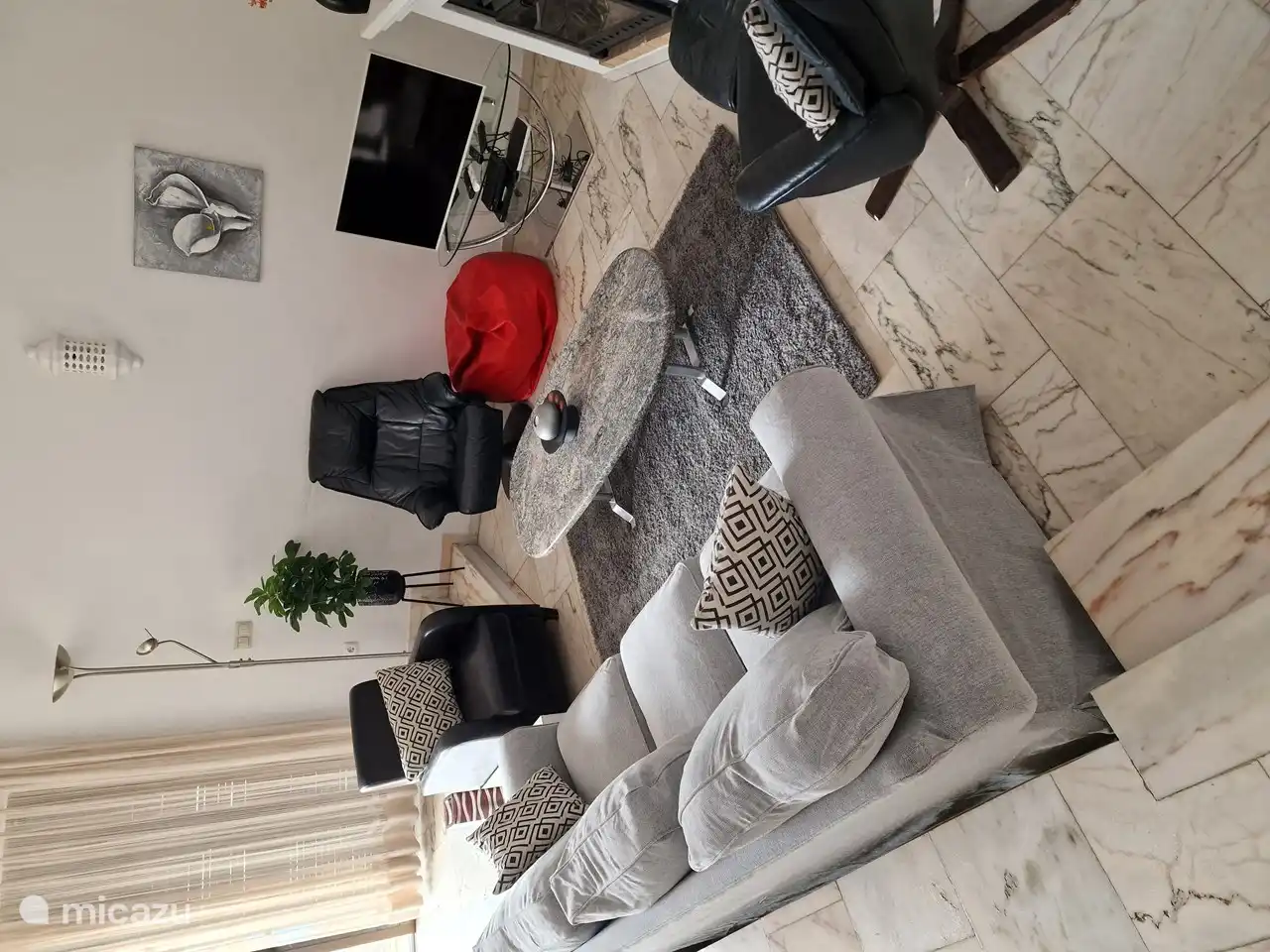 Sitzbereich, der zwei Stufen tiefer ist als der Speisesaal, und der Durchgang nach draußen