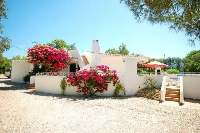 Villa Marlique von der Einfahrt gesehen. Es gibt genügend Parkplätze zur Verfügung.