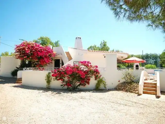 Villa Marlique huren in Portugal, Algarve, Carvoeiro - villa Villa Marlique vanaf de oprit gezien. Er is voldoende parkeerruimte aanwezig.