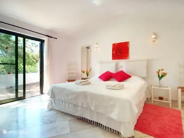 Villa Marlique huren in Portugal, Algarve, Carvoeiro - villa Slaapkamer 1 met twee-persoons boxspringbed 180 x 200 en openslaande deuren naar buiten.