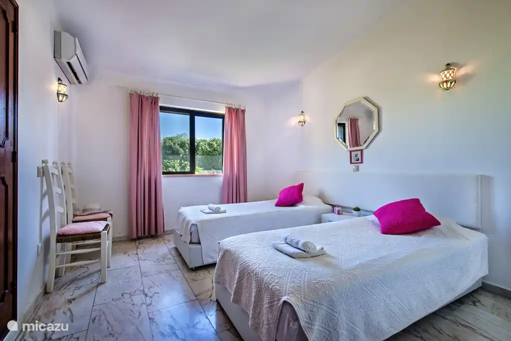 Schlafzimmer 3 2 Einzelbetten zu je 90x 200