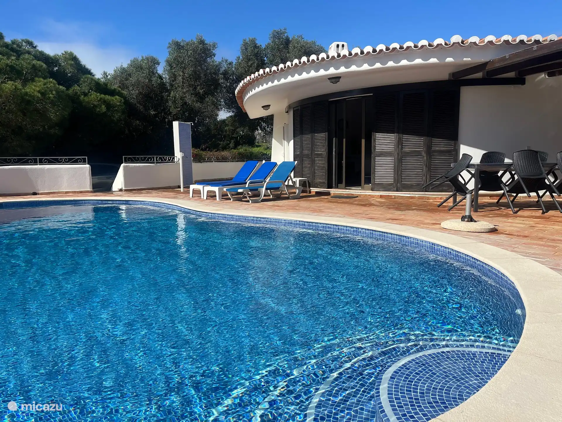 Der Pool wurde renoviert (2025) mit einer begehbaren Treppe, neuen Fliesen und Beleuchtung