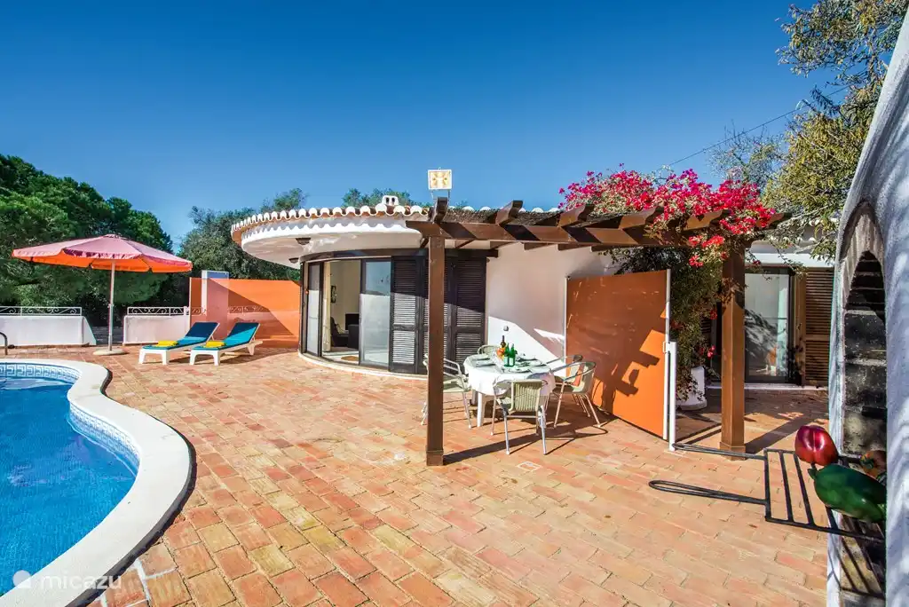 Terrasse mit Windschutzscheiben